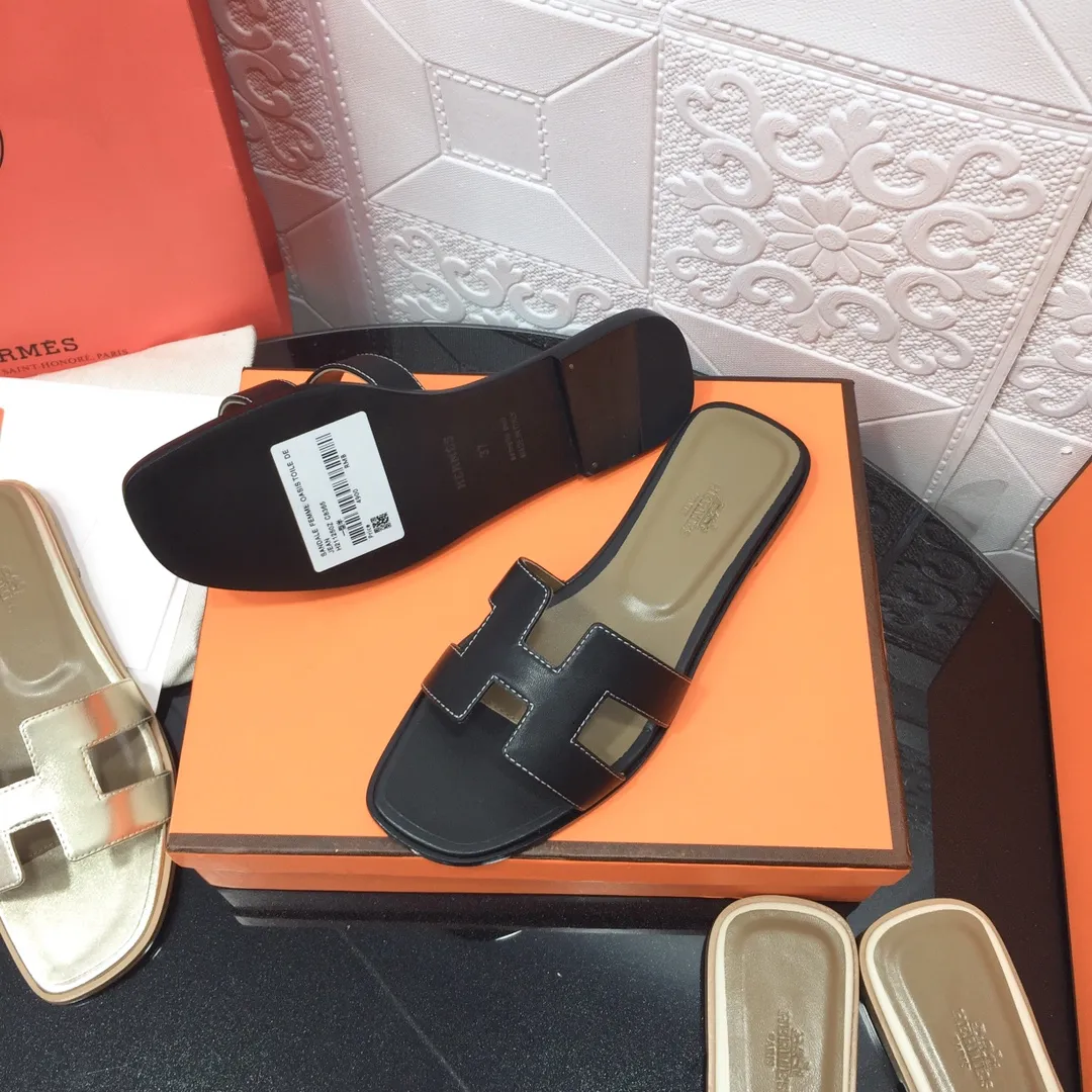 👟👟Ex-factory price 480👟👟 Newly revised version of the 2023 series (Hermès), upgraded packaging, upgraded version and workmanship materials. Hermes®🔴Handmade shoes on the market👟👟 👟👟 Product Hermès slippers🐎 —————————— The most classic, real handmade shoes, even the number of stitches is the same as the original, handmade by masters! ❥High-end customization, exclusive products, industry⚠❥Using: Hermers upper: Italian imported cowhide + original custom-grade Australian sheepskin feet + genuine leather outsole (pursuing top walking comfort) 👟👟 ~~〰〰〰〰❥ Packaging: ✔🚦Pay attention to the packaging➰Exclusive box 〰Original quality on sale━━━━Hermes━━━━━ size: 35-40 (34.41.42 custom-made, non-refundable)
